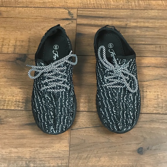 Forever Link Shoes - 💥Forever Link black & white sneakers, athletic